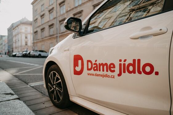 Dáme jídlo přidává do své flotily hybridní Yaris